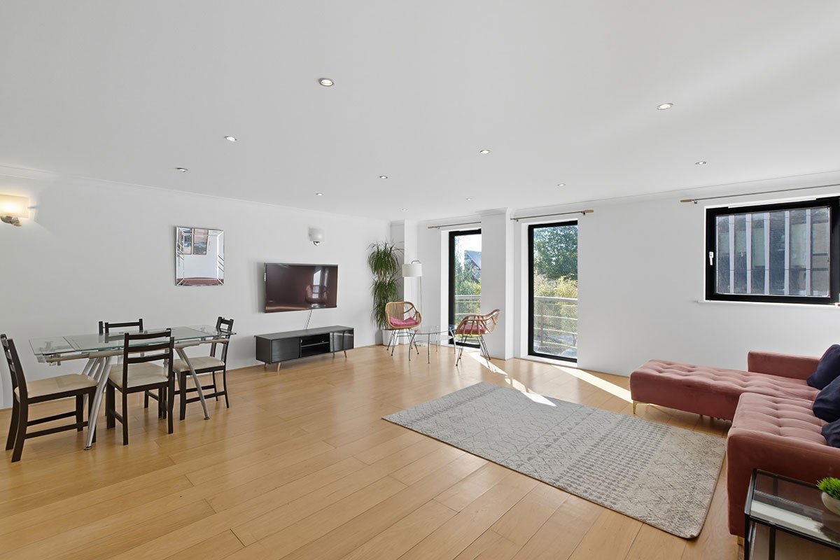 Flat Meridian Place in Greater London