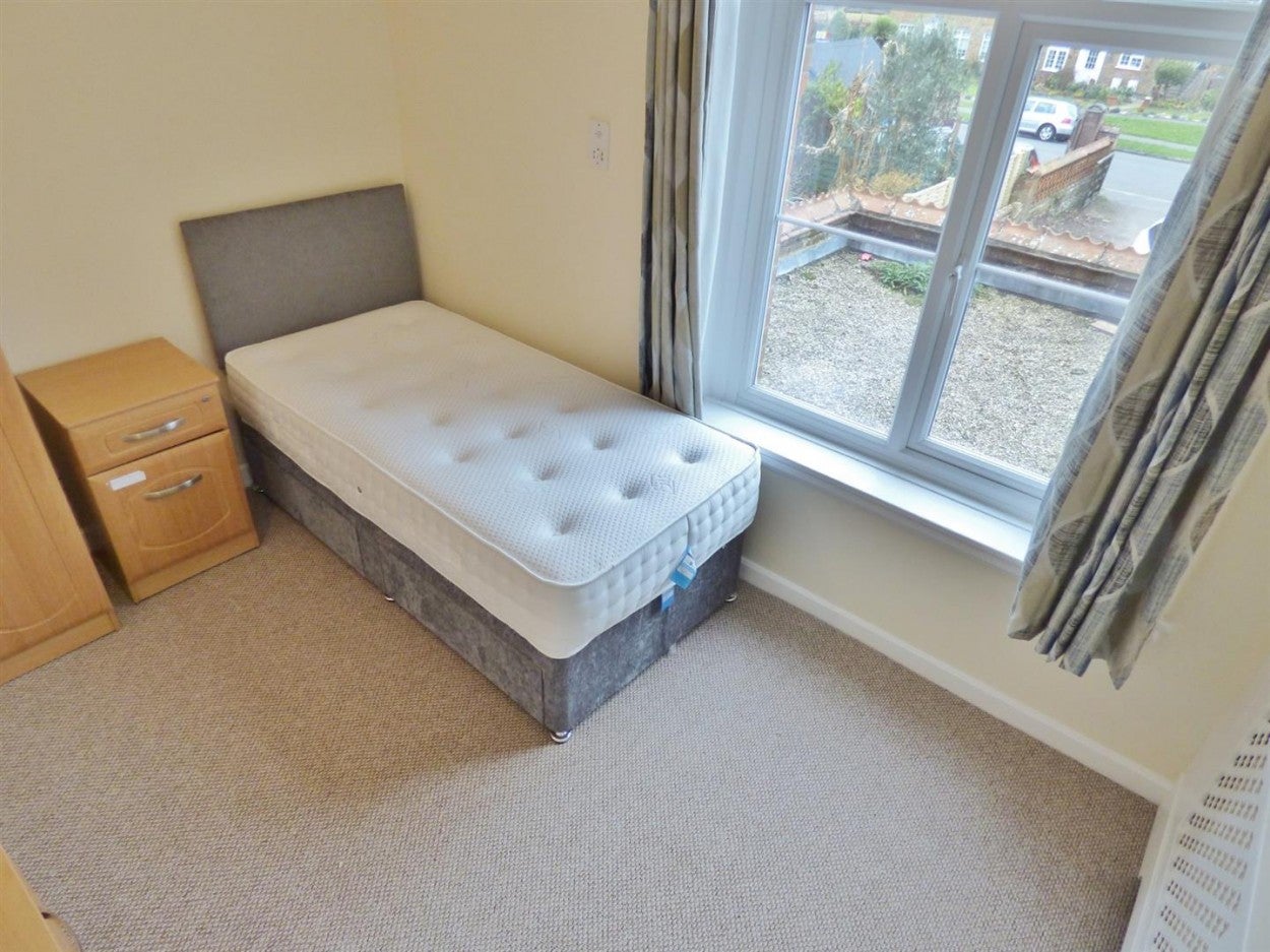 Room Irvine Road in Arun
