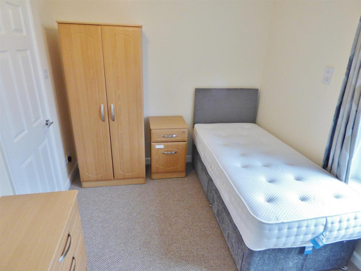 Room Irvine Road in Arun
