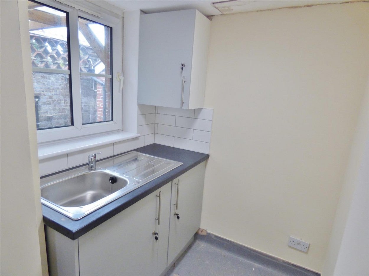 Room Irvine Road in Arun