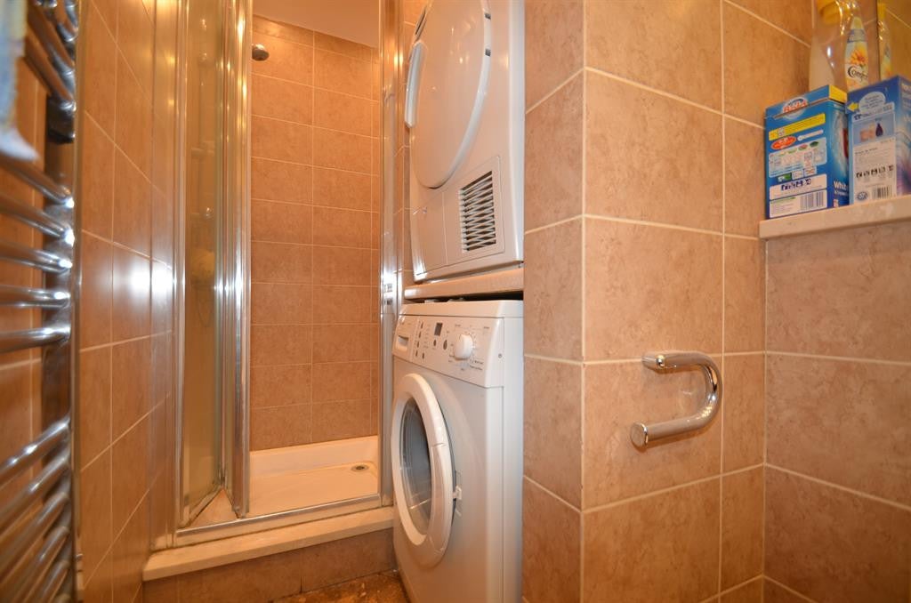 Room Warwick Road in Greater London