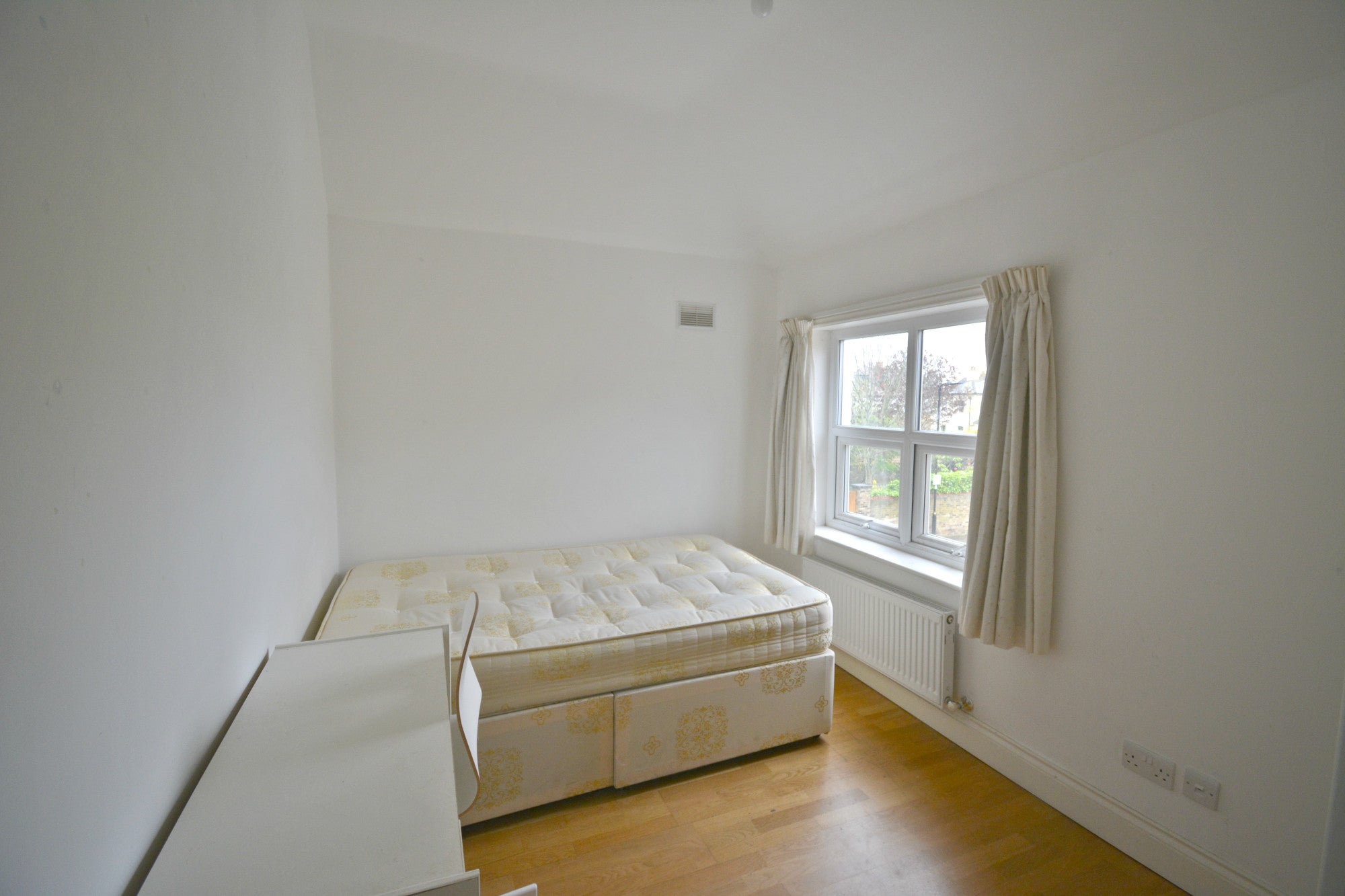 Room Warwick Road in Greater London