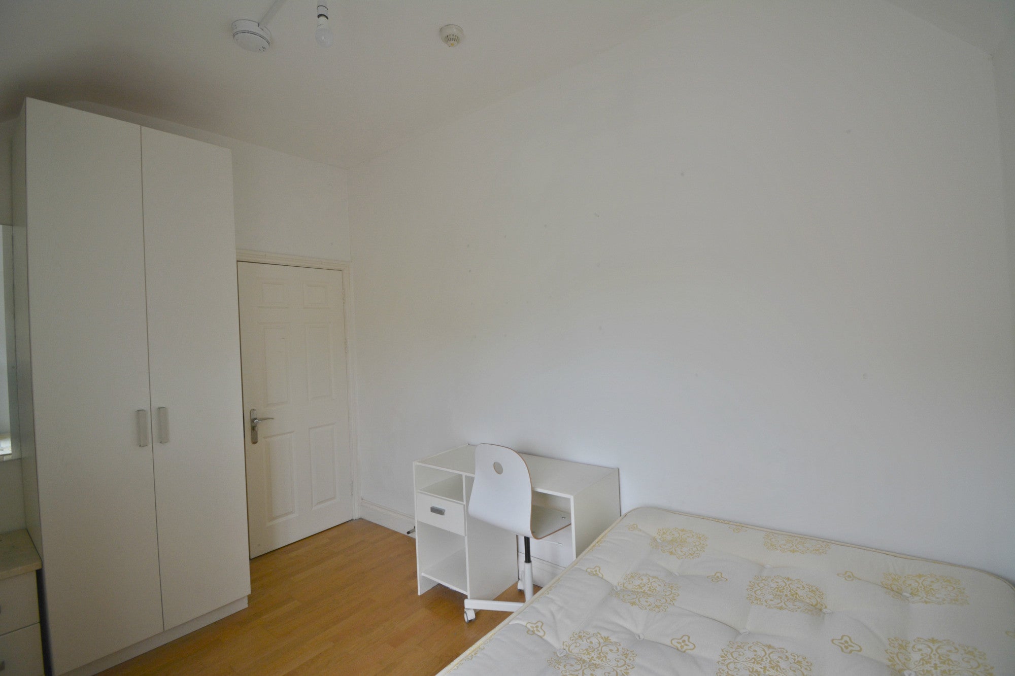 Room Warwick Road in Greater London