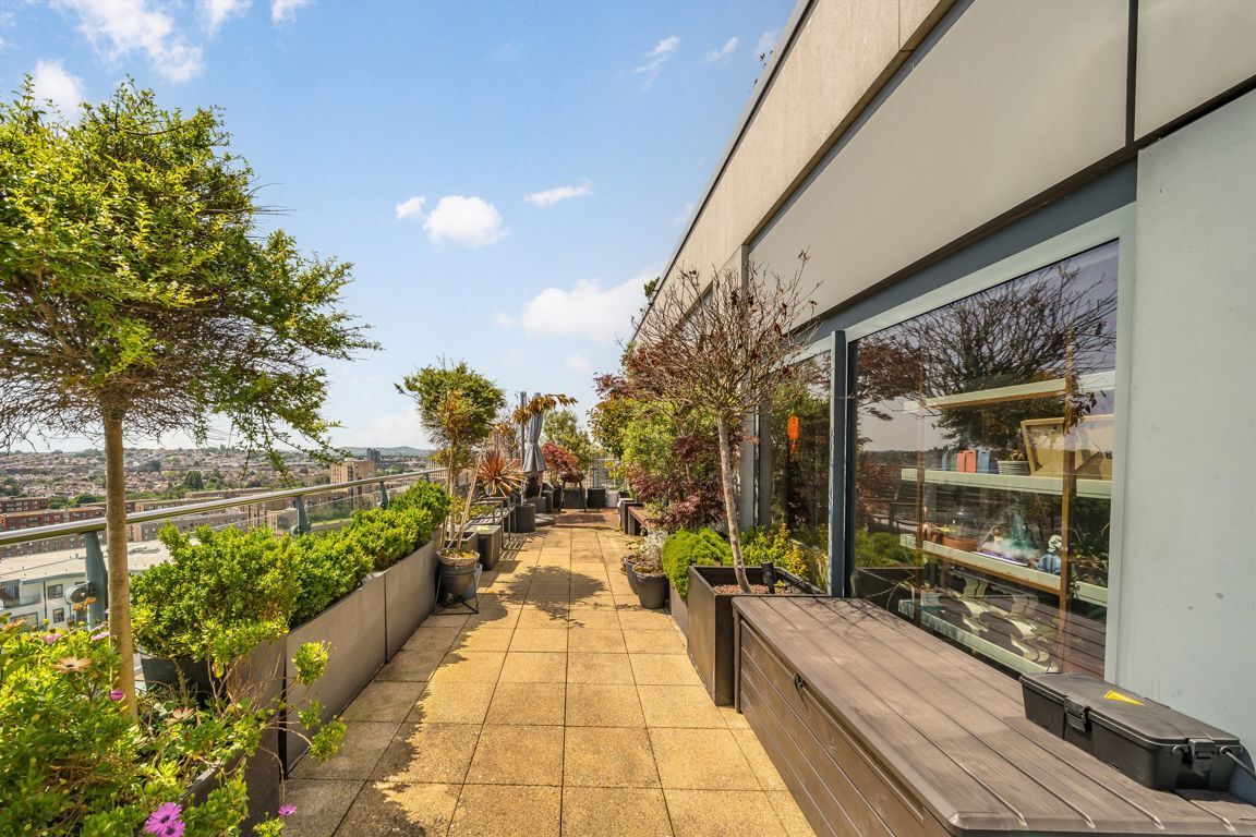 Flat Boulevard Drive in Greater London