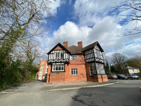 Flat Hanover Crescent in Manchester