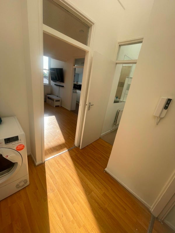 Flat Clifford Drive in Greater London