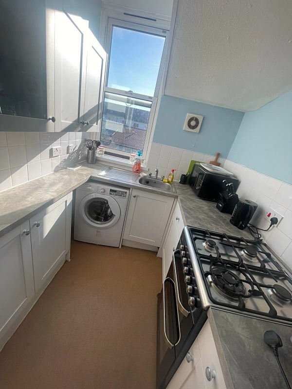 Flat Clifford Drive in Greater London