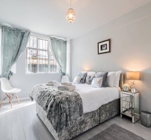 Flat Shepherds Bush Green in Greater London