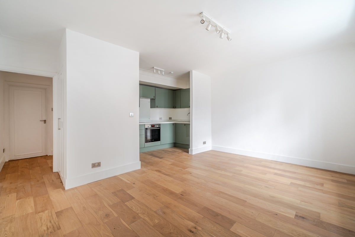 Flat Monmouth Road in City of Westminster