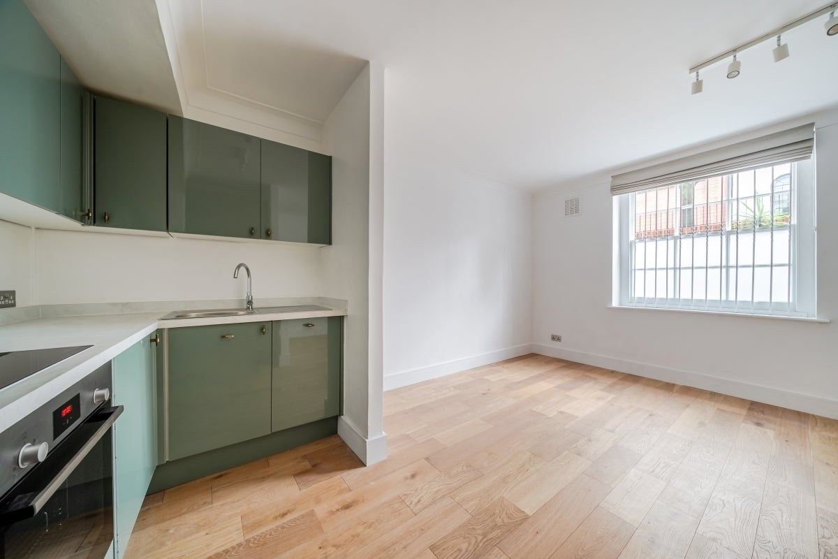 Flat Monmouth Road in City of Westminster