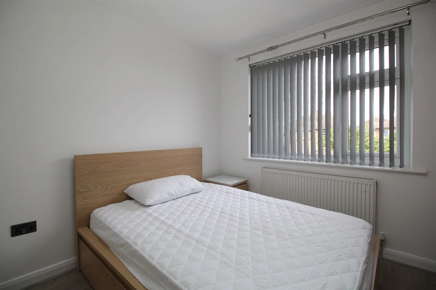 Room Kings Avenue in Charnwood