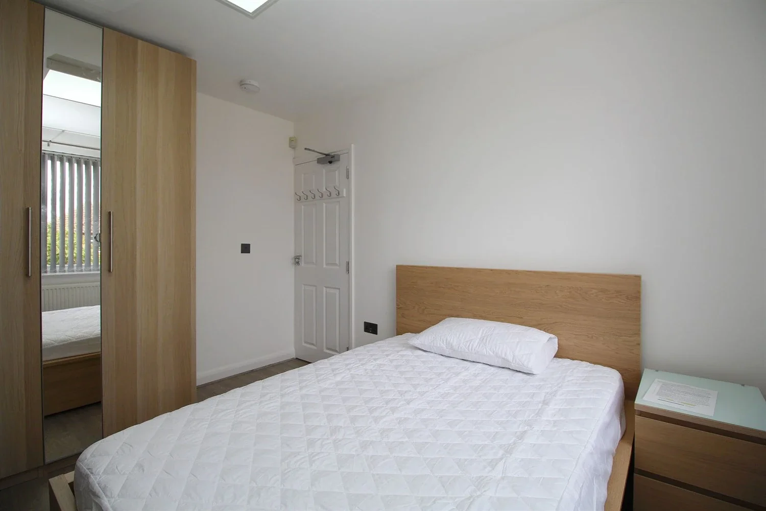 Room Kings Avenue in Charnwood