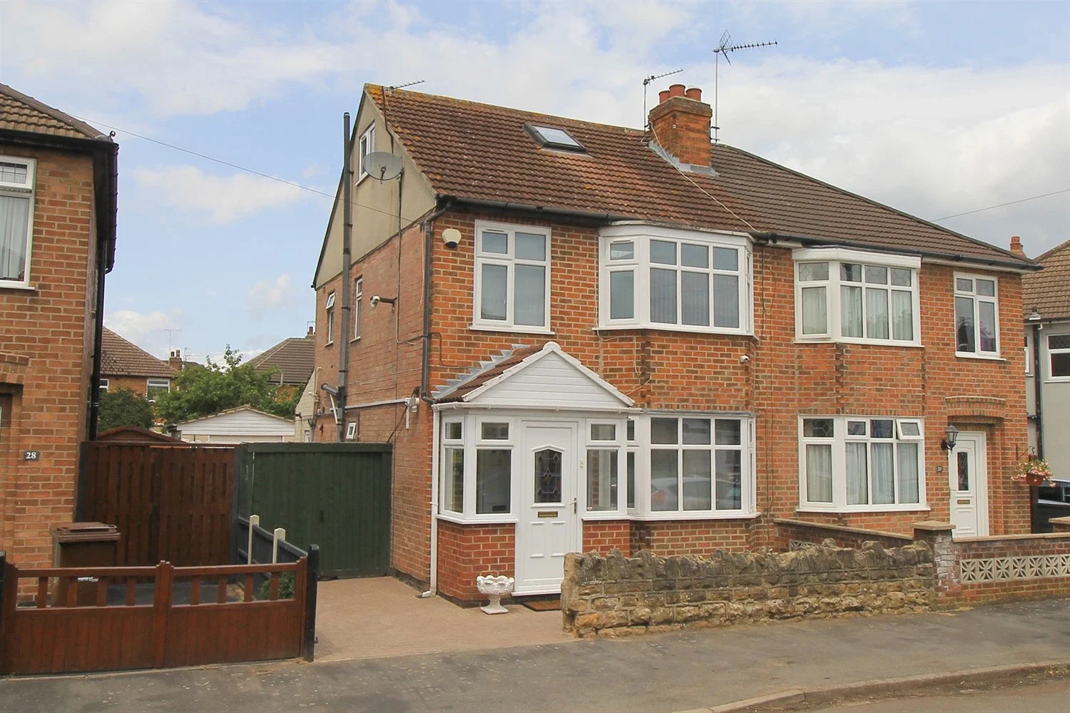Room Kings Avenue in Charnwood