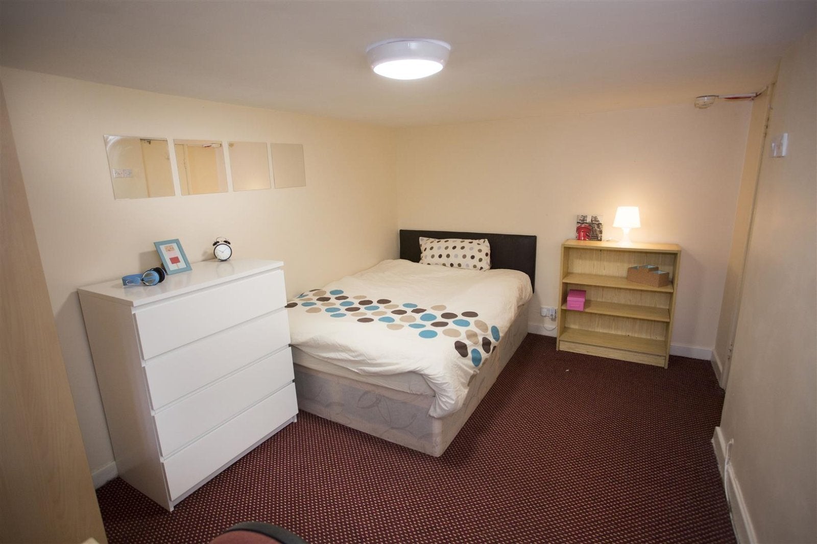 Flat Canterbury Drive in Leeds