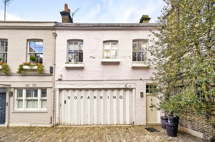 House Stafford Place in City of Westminster