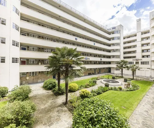 Flat Sheen Road in Greater London
