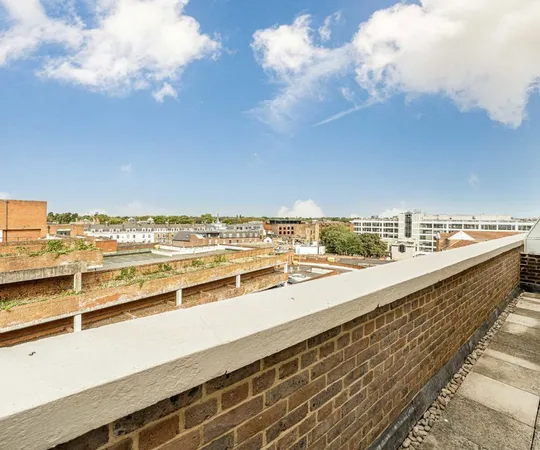 Flat Sheen Road in Greater London