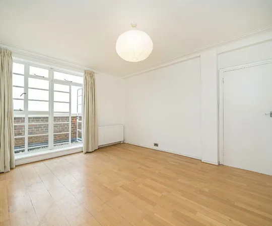 Flat Sheen Road in Greater London