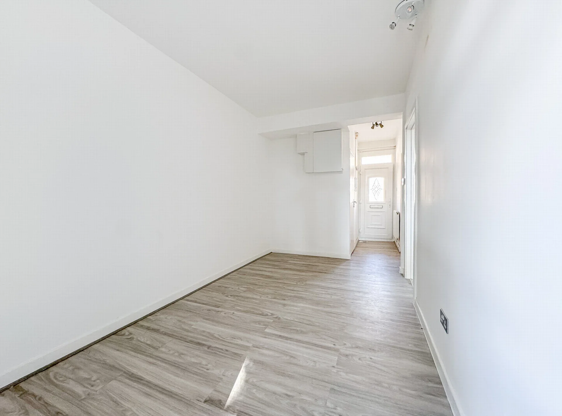 Flat Defoe Road in Greater London
