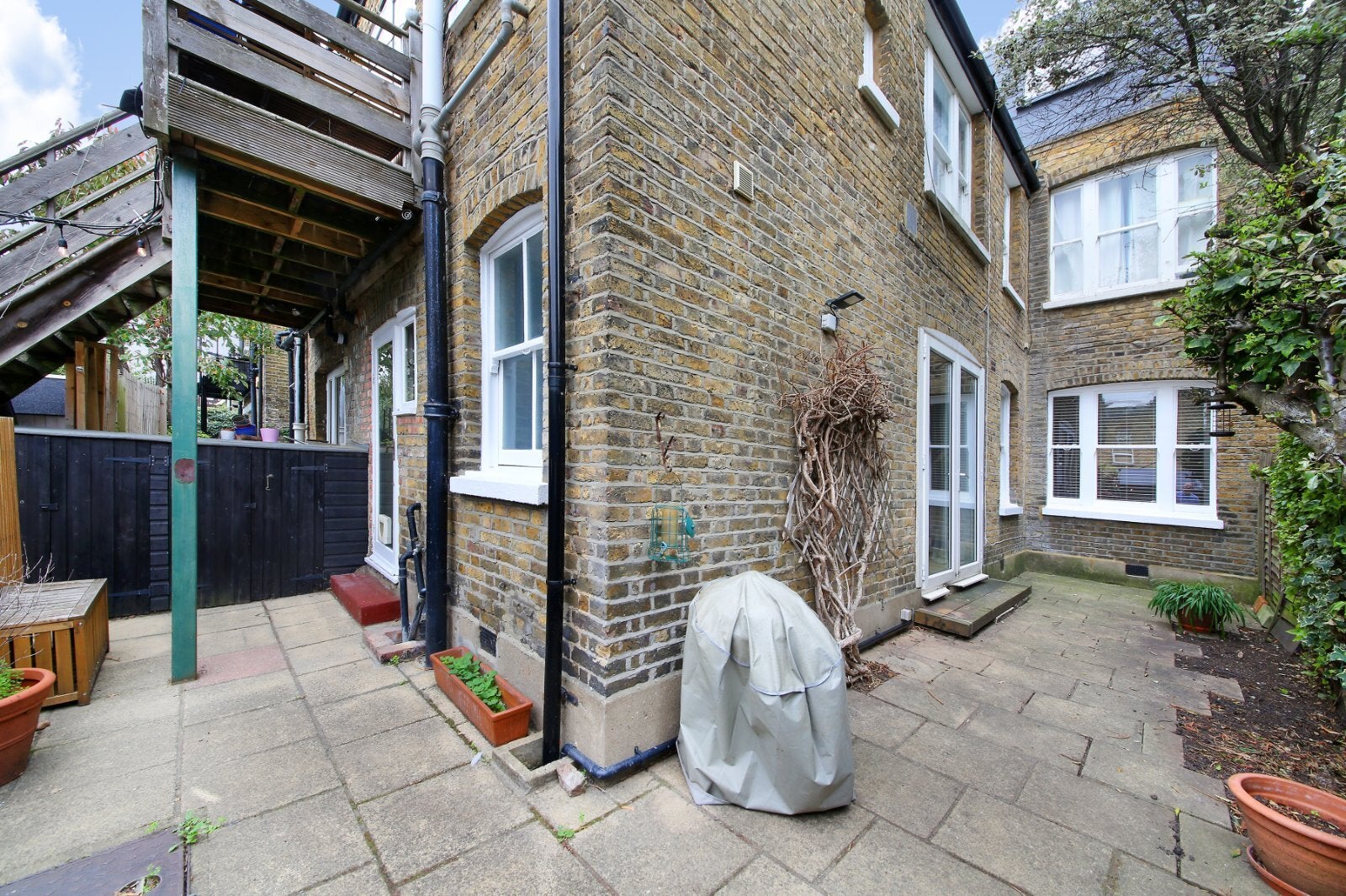 Flat Cowley Road in Greater London