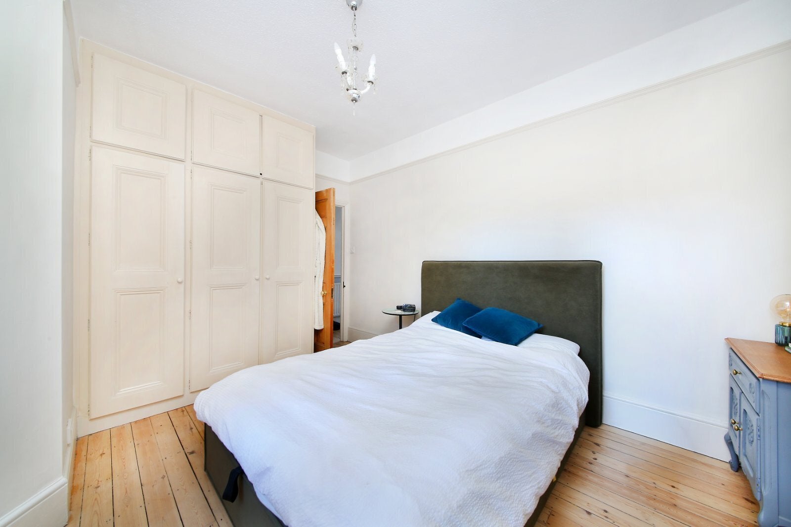 Flat Cowley Road in Greater London