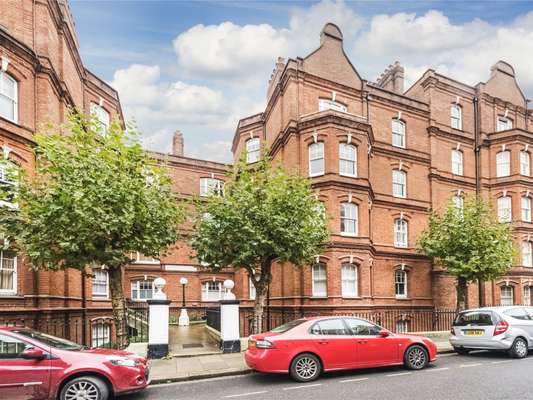 Flat Queen's Club Gardens in Greater London