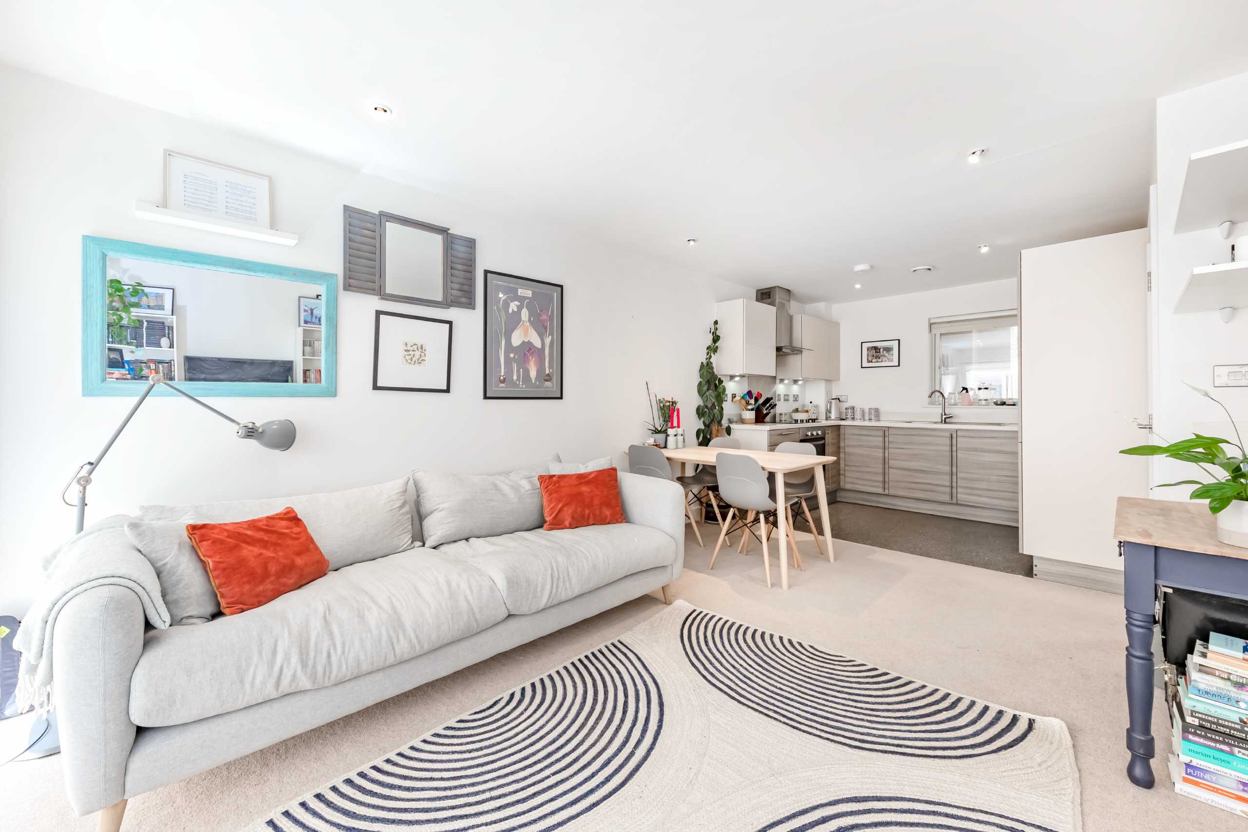 Flat Freda Street in Greater London