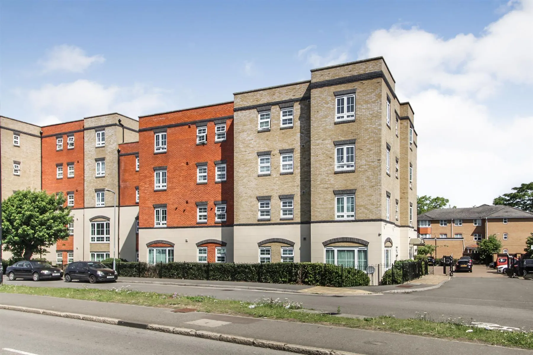 Flat Harmer Mews in Maidenhead