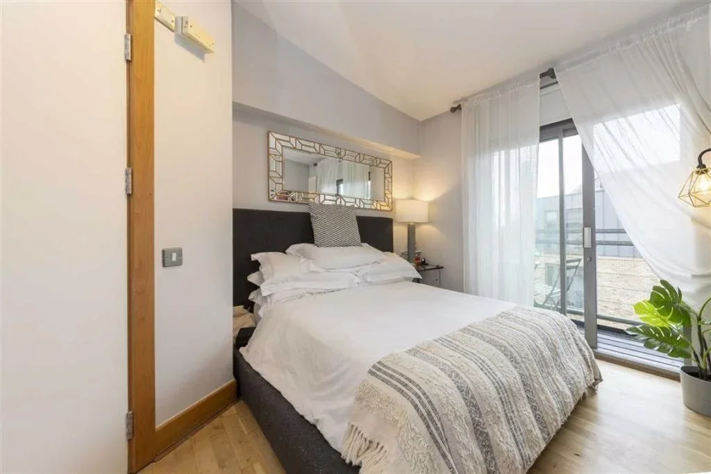 Flat Maltings Place in Greater London