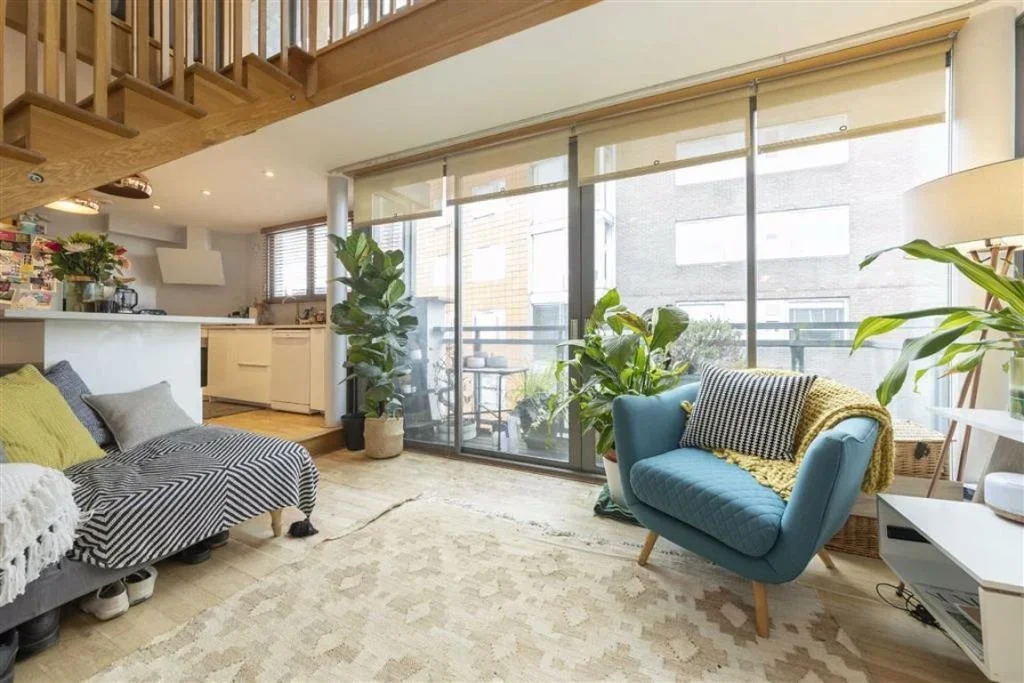 Flat Maltings Place in Greater London