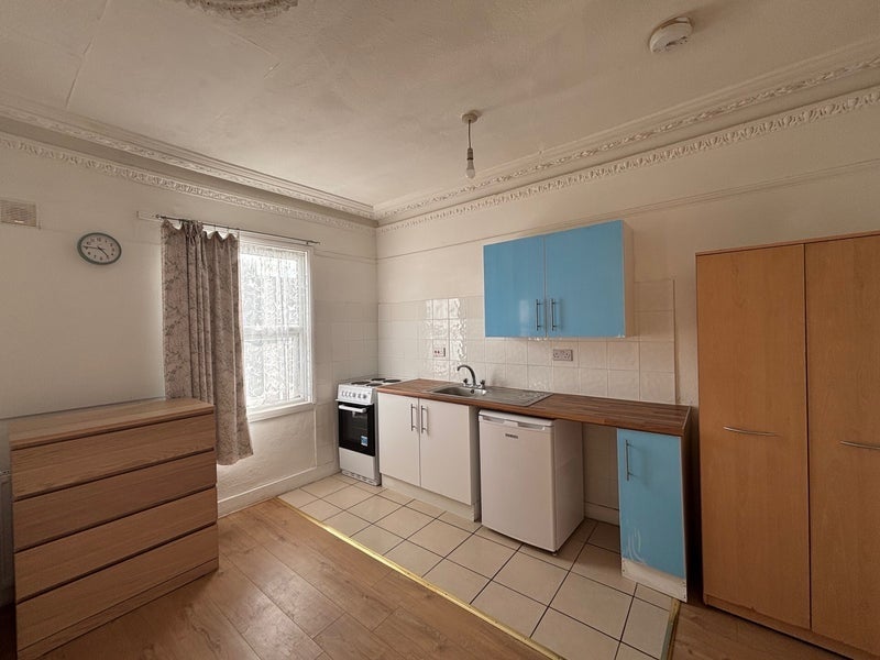 Flat Buckingham Road in Greater London