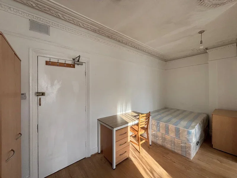 Flat Buckingham Road in Greater London