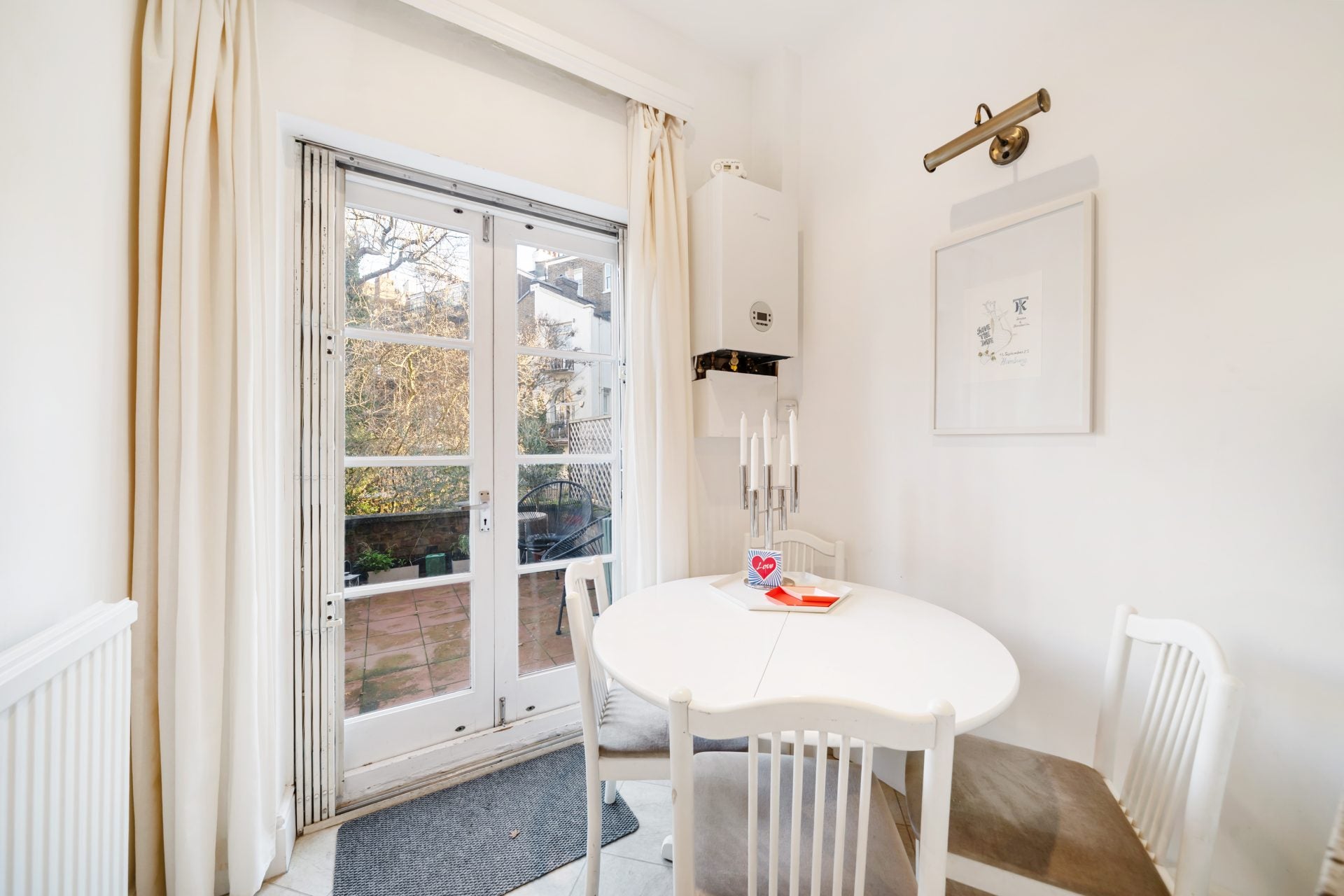 Flat Chepstow Crescent in Greater London