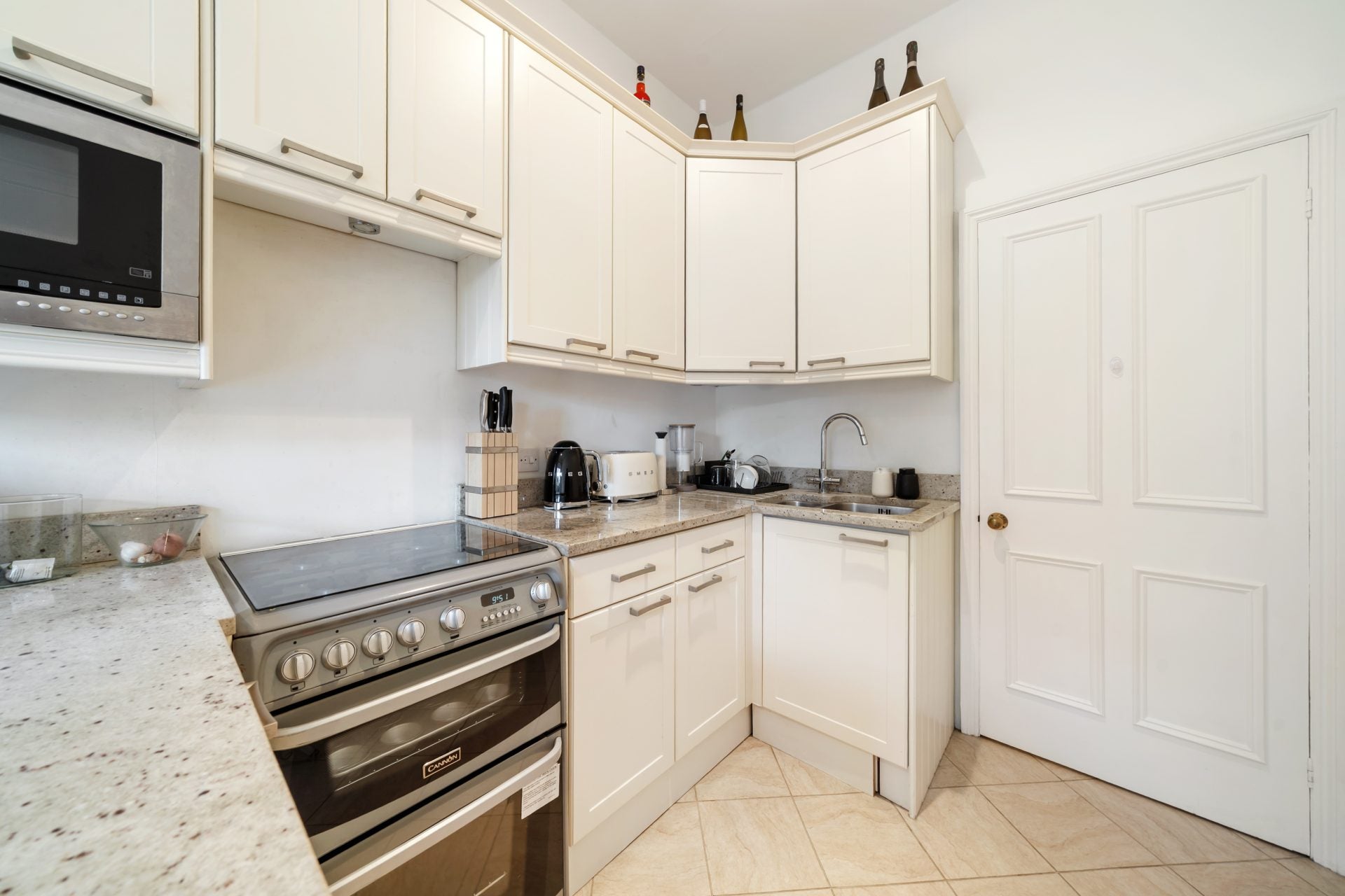 Flat Chepstow Crescent in Greater London