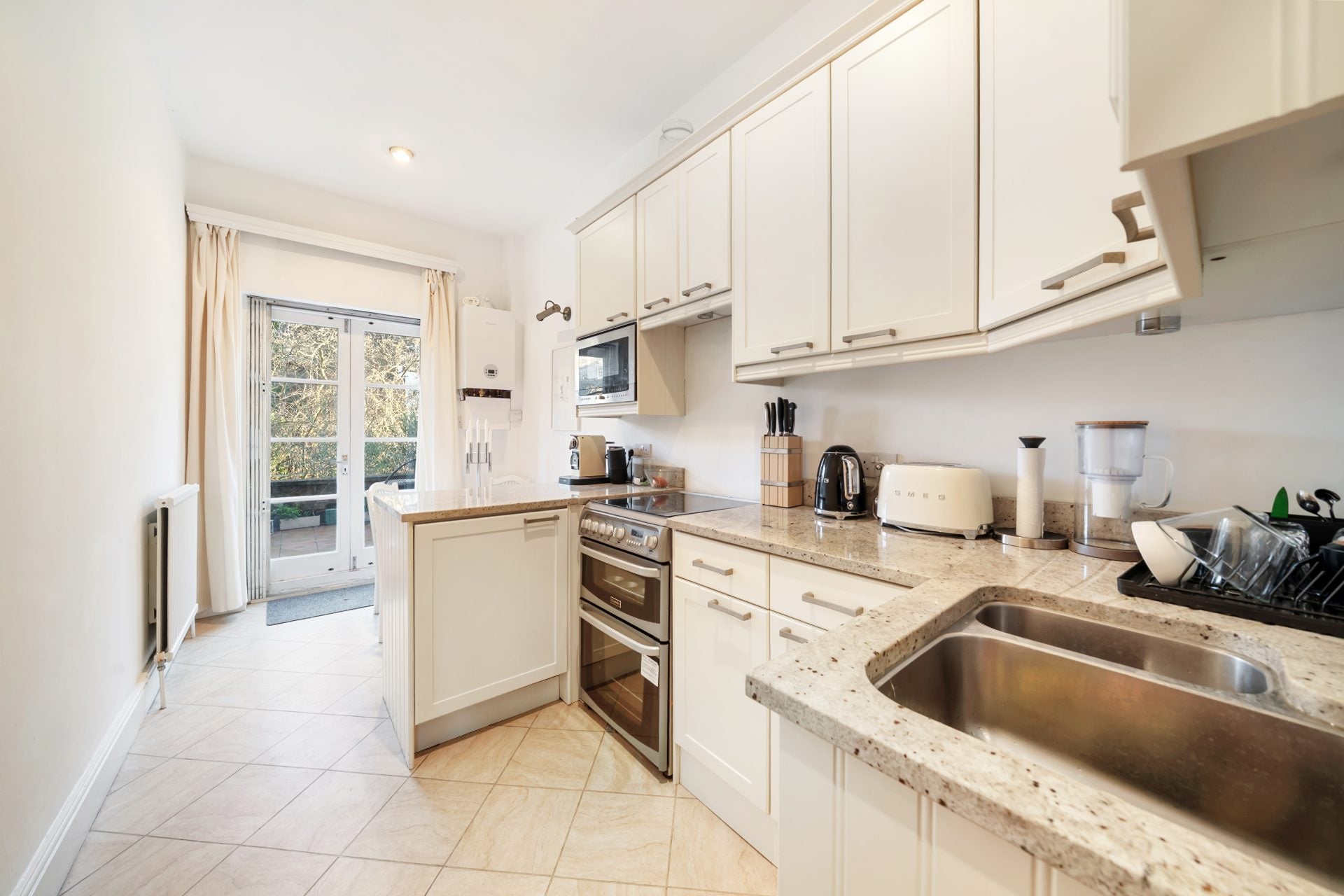 Flat Chepstow Crescent in Greater London
