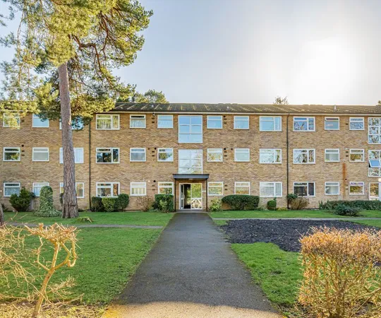 Flat Brockley Combe in Weybridge