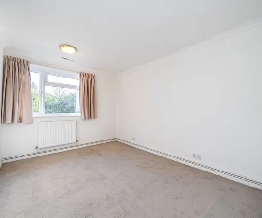 Flat Brockley Combe in Weybridge