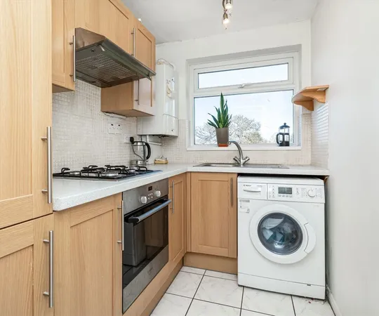 Flat Brockley Combe in Weybridge