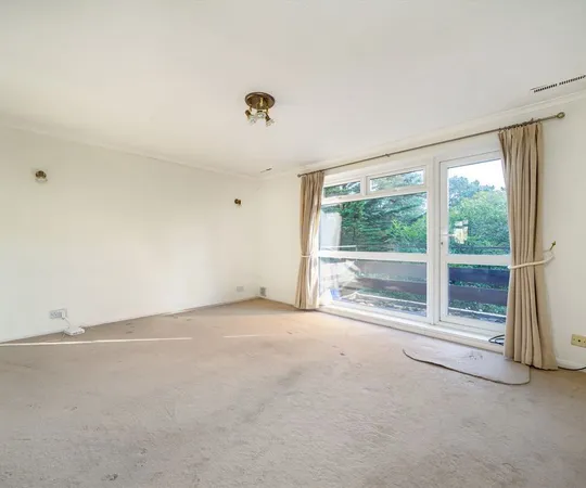 Flat Brockley Combe in Weybridge