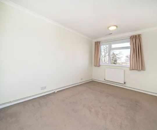 Flat Brockley Combe in Weybridge