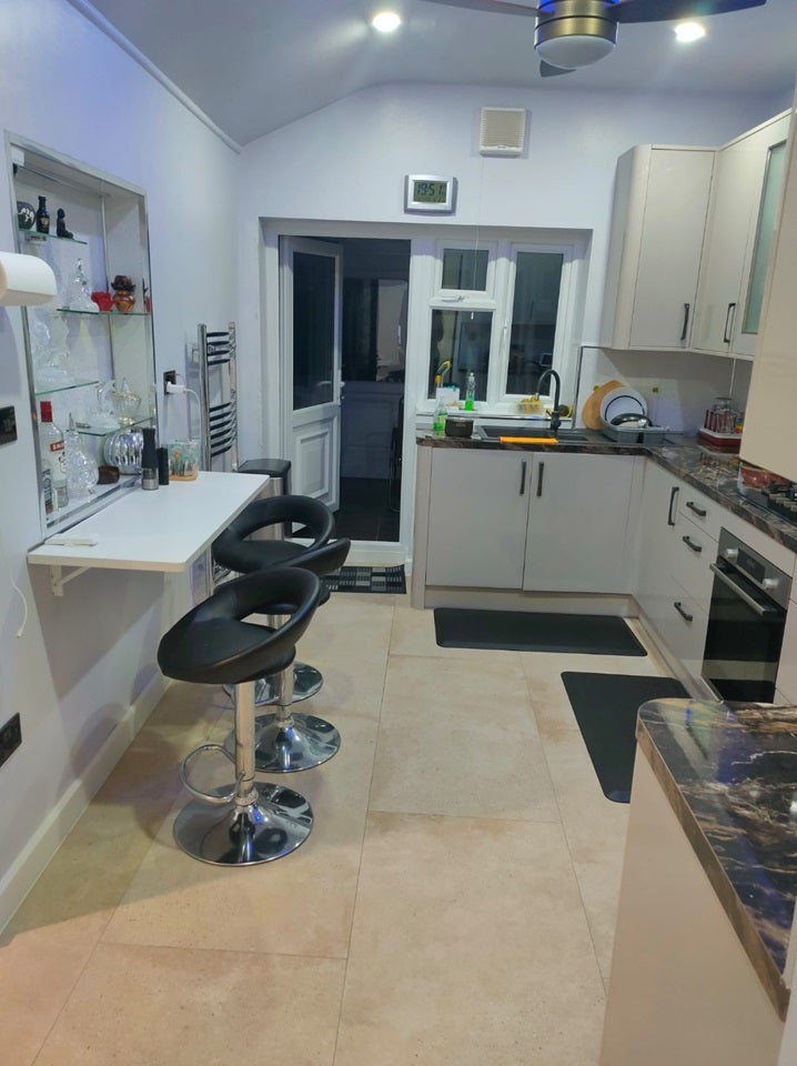 Room Mitcham Road in Greater London