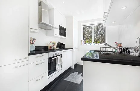 Flat Sheffield Terrace in Greater London