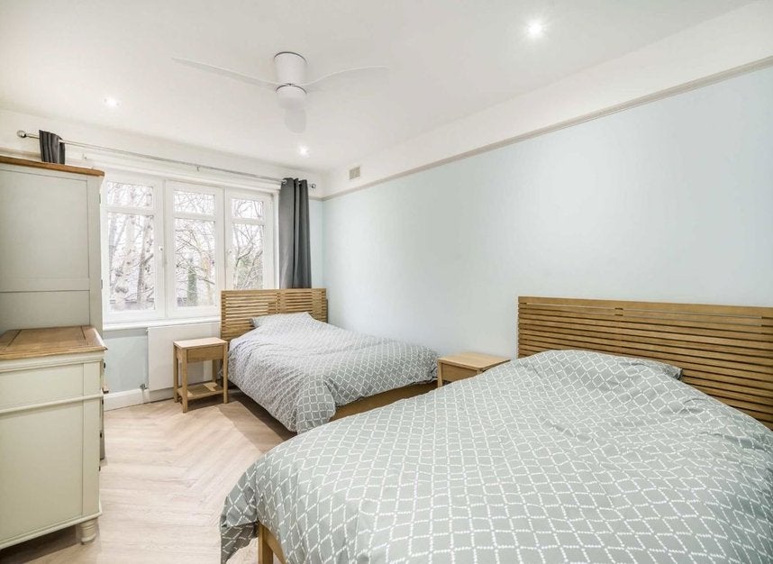Flat Grosvenor Road in Greater London