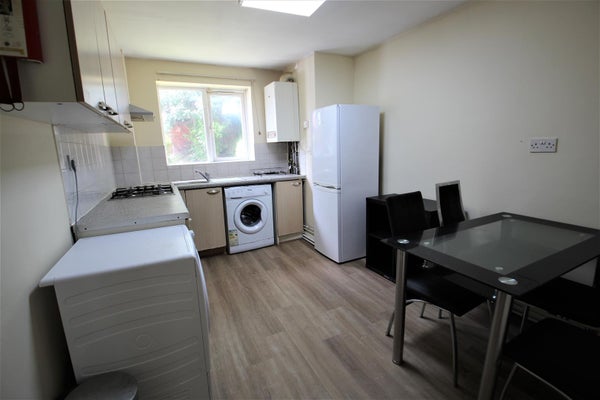 Flat Pennington Court in Leeds