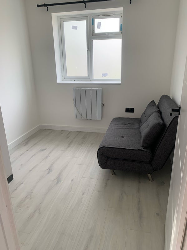Flat Howard Avenue in Slough