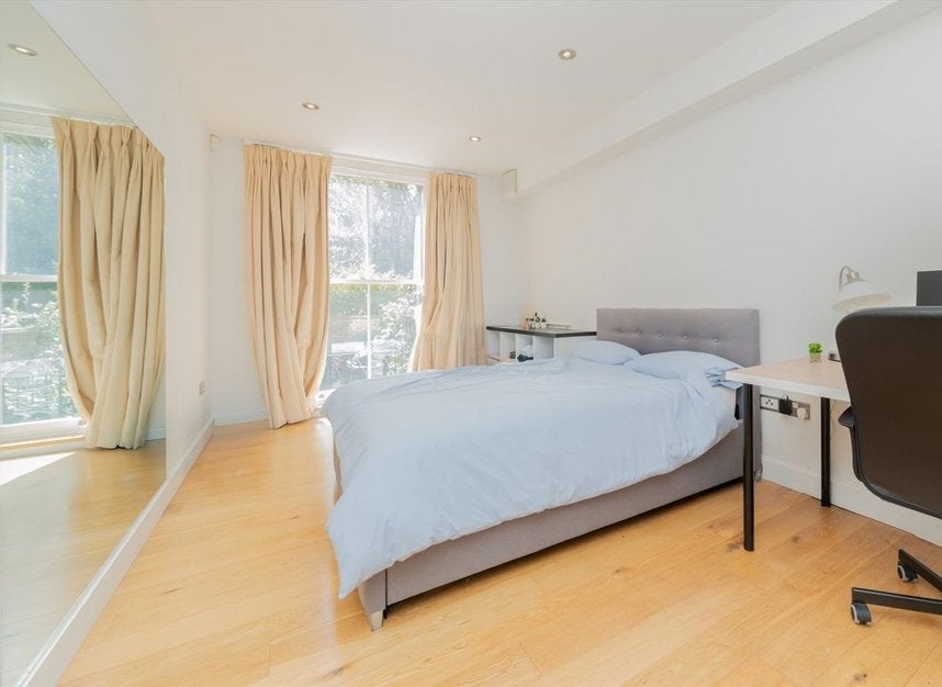 Flat Nevern Place in Greater London