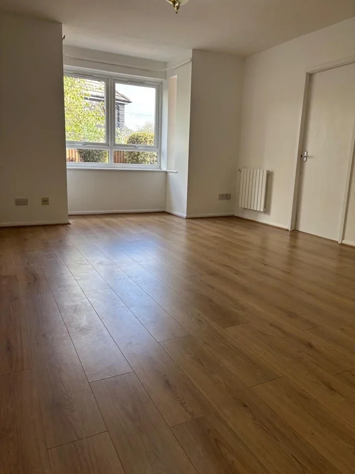 Flat Gunnersbury Gardens in Greater London
