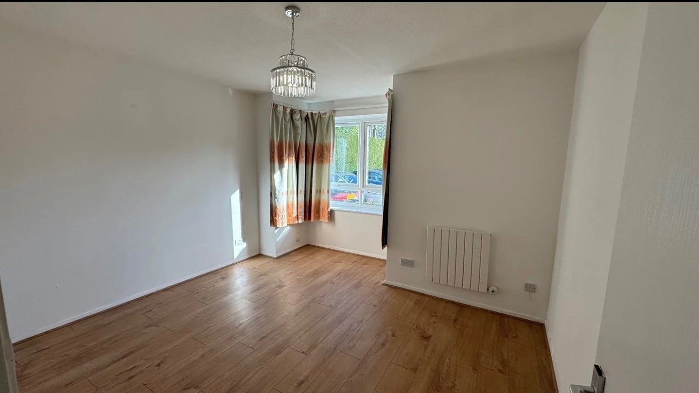 Flat Gunnersbury Gardens in Greater London