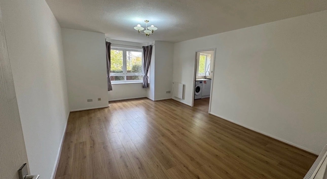 Flat Gunnersbury Gardens in Greater London