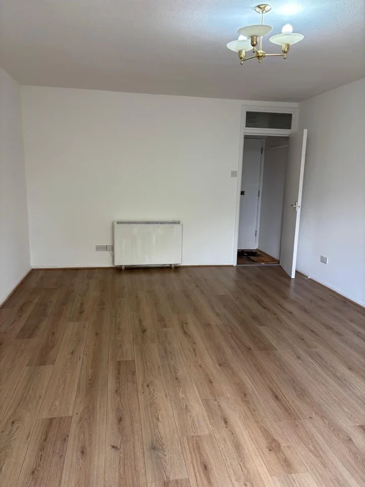 Flat Gunnersbury Gardens in Greater London